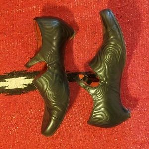 TSUBO black leather stitched mini heels